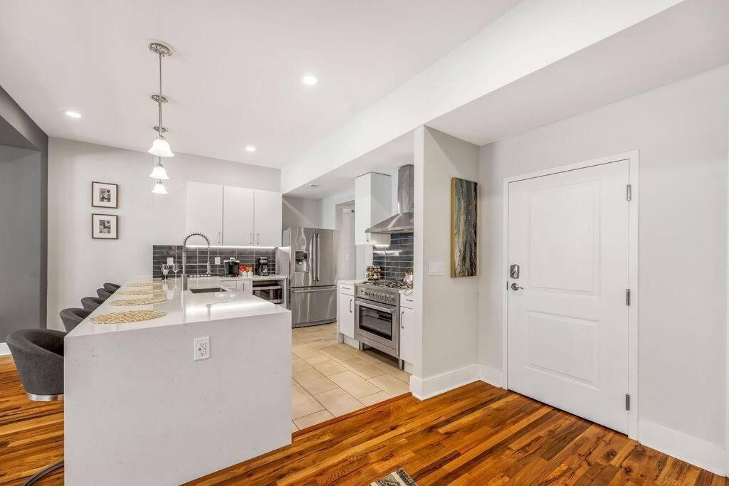 3 Bedroom 2 Bath Art Deco View Apartment *