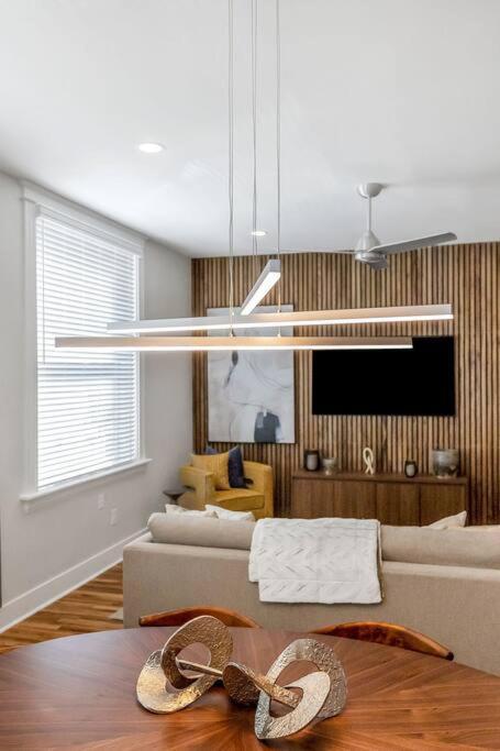 3 Bedroom 2 Bath Art Deco View Apartment