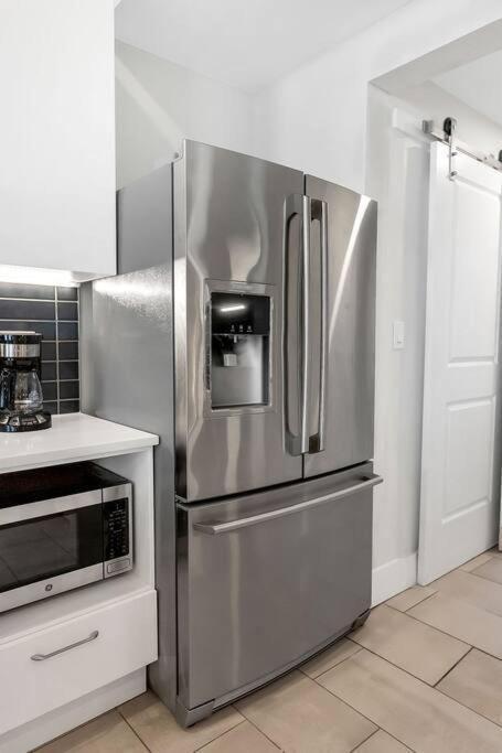 3 Bedroom 2 Bath Art Deco View Apartment *